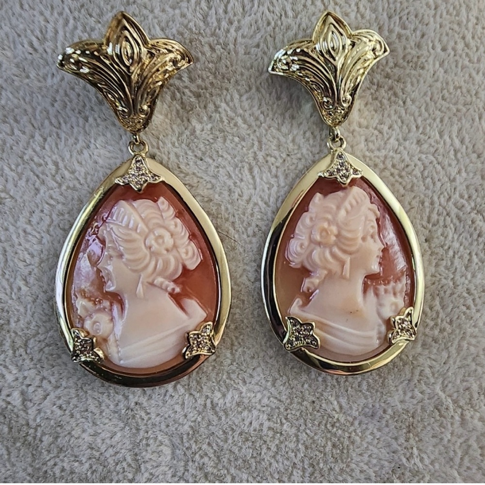 Elegant Shell Cameo Earrings Gold tone